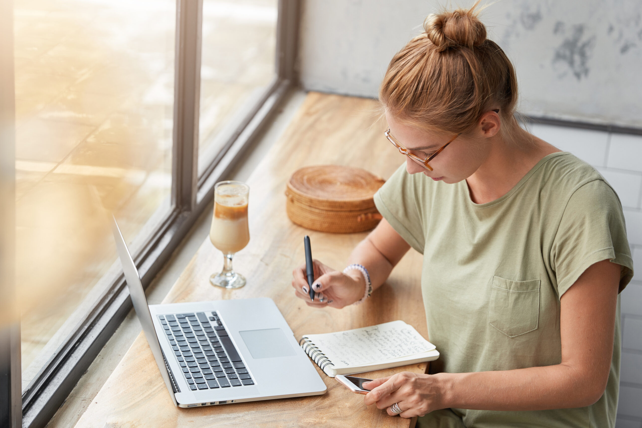 young-freelancer-woman-with-glasses-cafe